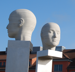 Kunstwerk “Kopfbewegung – heads, shifting“, Stadtplatz Campus-Adlershof