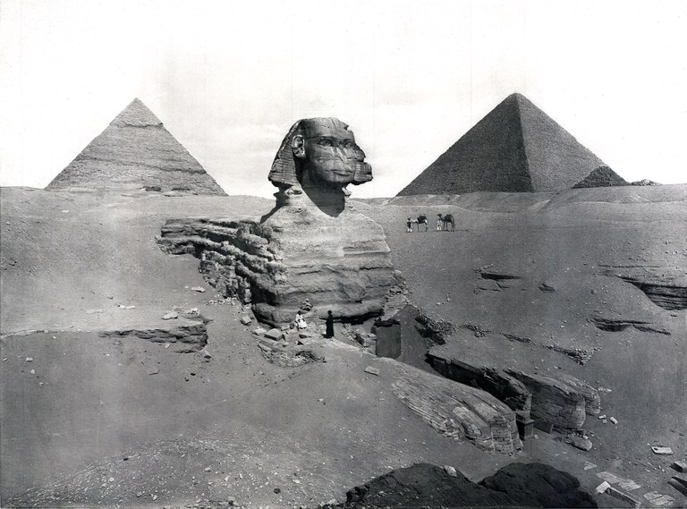 Sphinx von Gizeh (Pyramiden im Hintergrund)